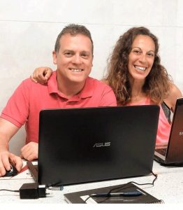 María y José Luis con el ordenador trabajando