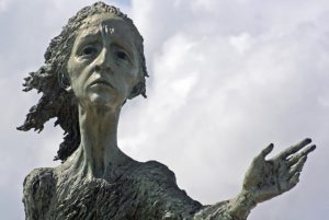escultura madre del emigrante en Gijón